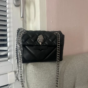 Svart Kurt Geiger väska  - Säljer en svart Kurt Geiger liknade väska, super bra skick och aldrig använd.