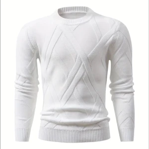 Vit unik stickad tröja med strukturmönster. Svart finns också. - Snygg vit stickad tröja med rund hals och diskret strukturmönster framtill. Tröjan har långa ärmar och ribbade muddar vid ärmslut och nederkant. Perfekt för en stilren och fräsch look.