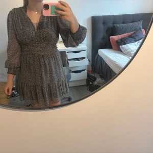 Svartvit mönstrad klänning från Zara - Supersöt svartvit kortklänning från Zara, använd fåtal gånger.