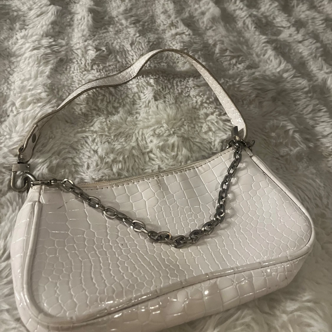 Vit axelväska med kedjedetalj - 1