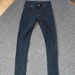 Nudie Jeans - Säljer ett par feta jeans från Nudie Jeans med modellen skinny linn. Jeansen är slim och har storleken 28/32.  Skriv vid minsta funderingar! Priset är inte bestämt!