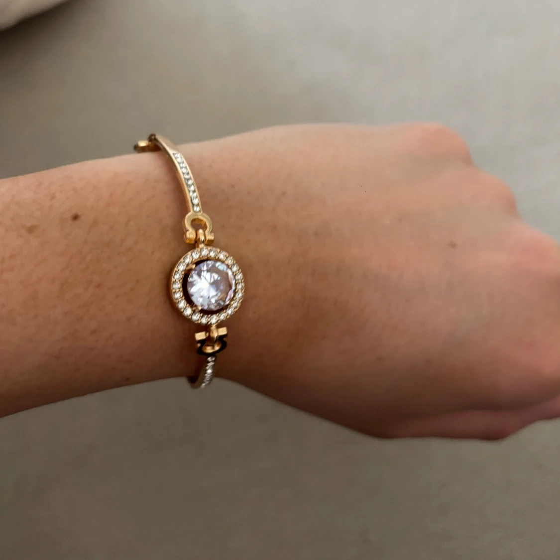 Guldfärgat armband med glittrande stenar - 1