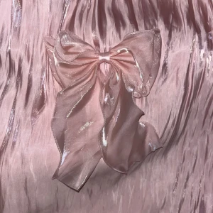 Rosett - Ljusrosa gullig rosett! Har suttit på en hårklämma men tyvärr åkt av. Fint att sy på en klänning exempelvis!🩷