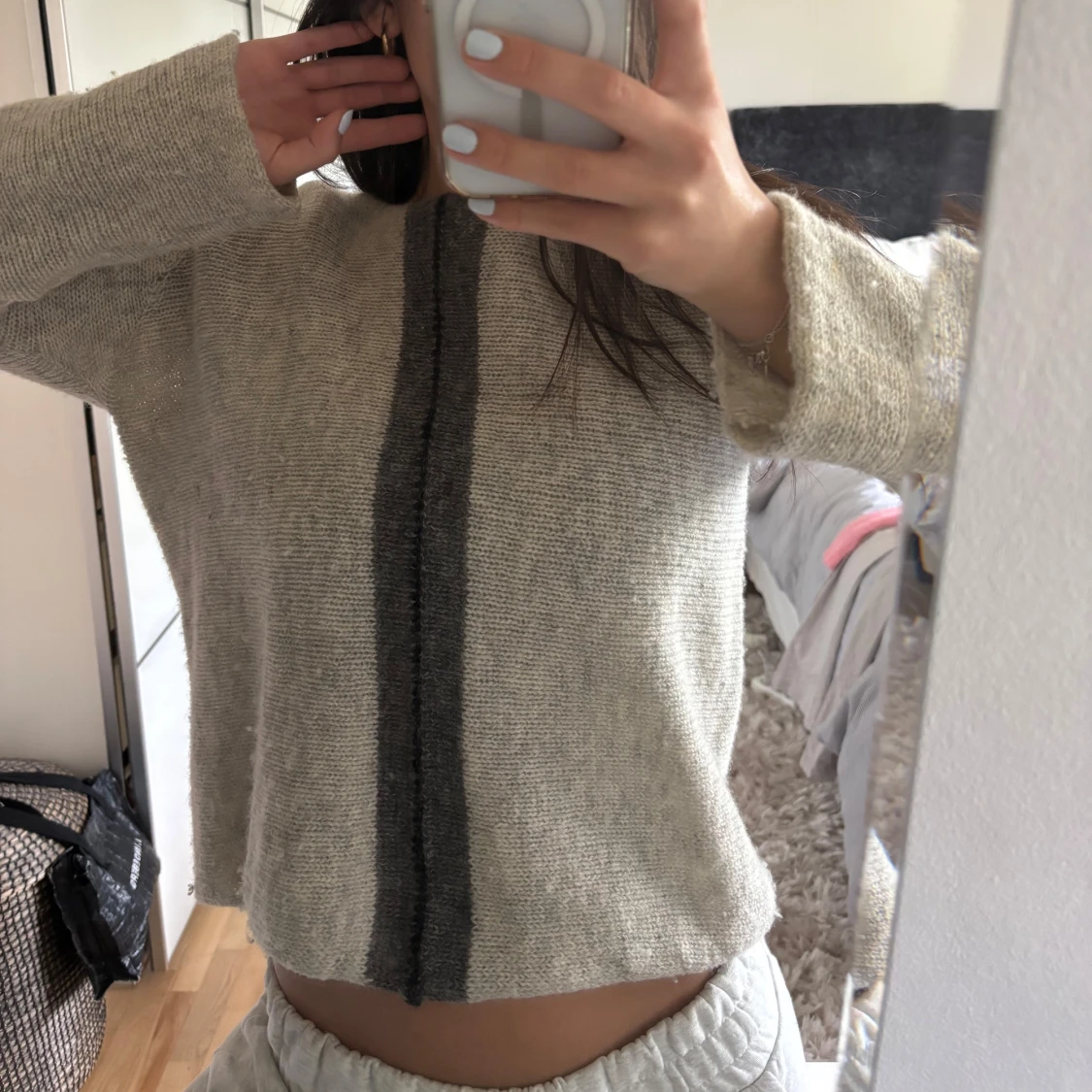 Grå stickad tröja med grå rand - 1