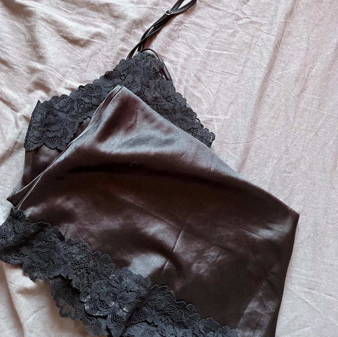 Svart satinklänning med spetsdetaljer - 1