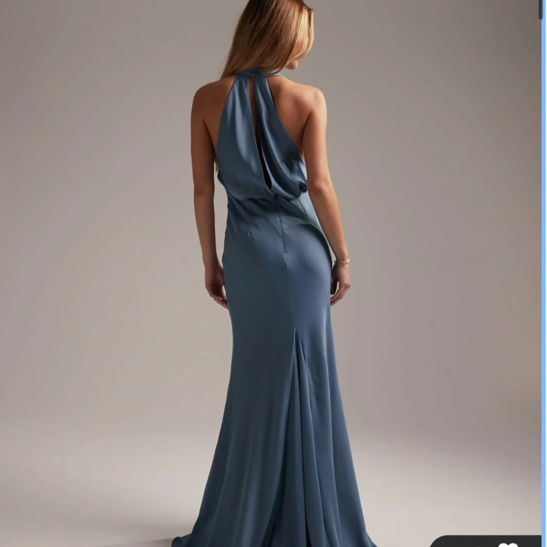 Blå långklänning i satin med draperad hals - 1