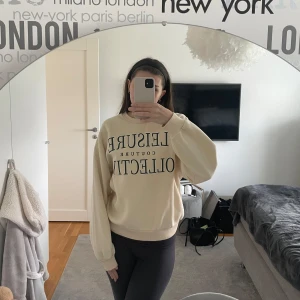 Beige sweatshirt från Gina Tricot - Beige sweatshirt från Gina Tricot i strl S. Använd men fortfarande i fint skick. Vill du ha bild på kan du skriva privat😊