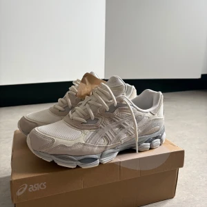 Skor - Helt nya oanvända Asics gel nyc storlek 43.5. Säljer då dom är för små för mig och inte kan returnera dom.