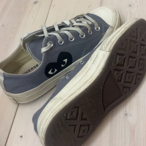 Converse COMME des GARÇONS - GÅR ATT DISKUTERA PRIS!!💕Skit snygga skor från converse med deras samarbete med märket comme des garçons. Änvända men bra i kvalitet och inga hål. Detta är man skor i storlek 8 US och 41.5 EU💕💕