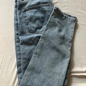 Ljusblå jeansbyxor från Woodbird - Säljer ett par klassiska ljusblå jeans från Woodbird. Byxorna har en rak passform med normal midja och bakficka. Perfekta för en avslappnad stil och funkar till det mesta. Endast använda en gång, nypris 999kr. Mitt pris 299! Strl 29/32.