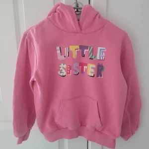 Barn hoodie - Fin barn hoodie i storlek 134/140 ser helt ny ut knappt använd pga för liten storlek.