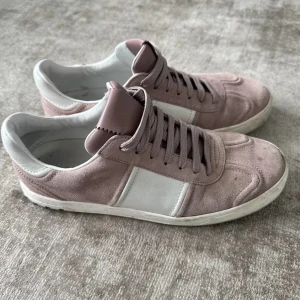 Valentino Flycrew | as feta | - Säljer ett par snygga ljusrosa sneakers från Valentino med vita detaljer på sidorna och hälen. Jag vet dom är rosa både tjejer och killar kan ha dom | jag har haft dom 3 gånger men jag tycker dom är för platta | priset kan diskuteras vid snabb affär 