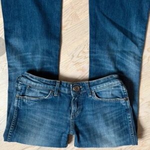 Blå lågmidjade bootcut jeans - Wrangler jeans i storlek 25/30! Kan inte skicka bilder med dom på då dom tyvär inte passar❤️