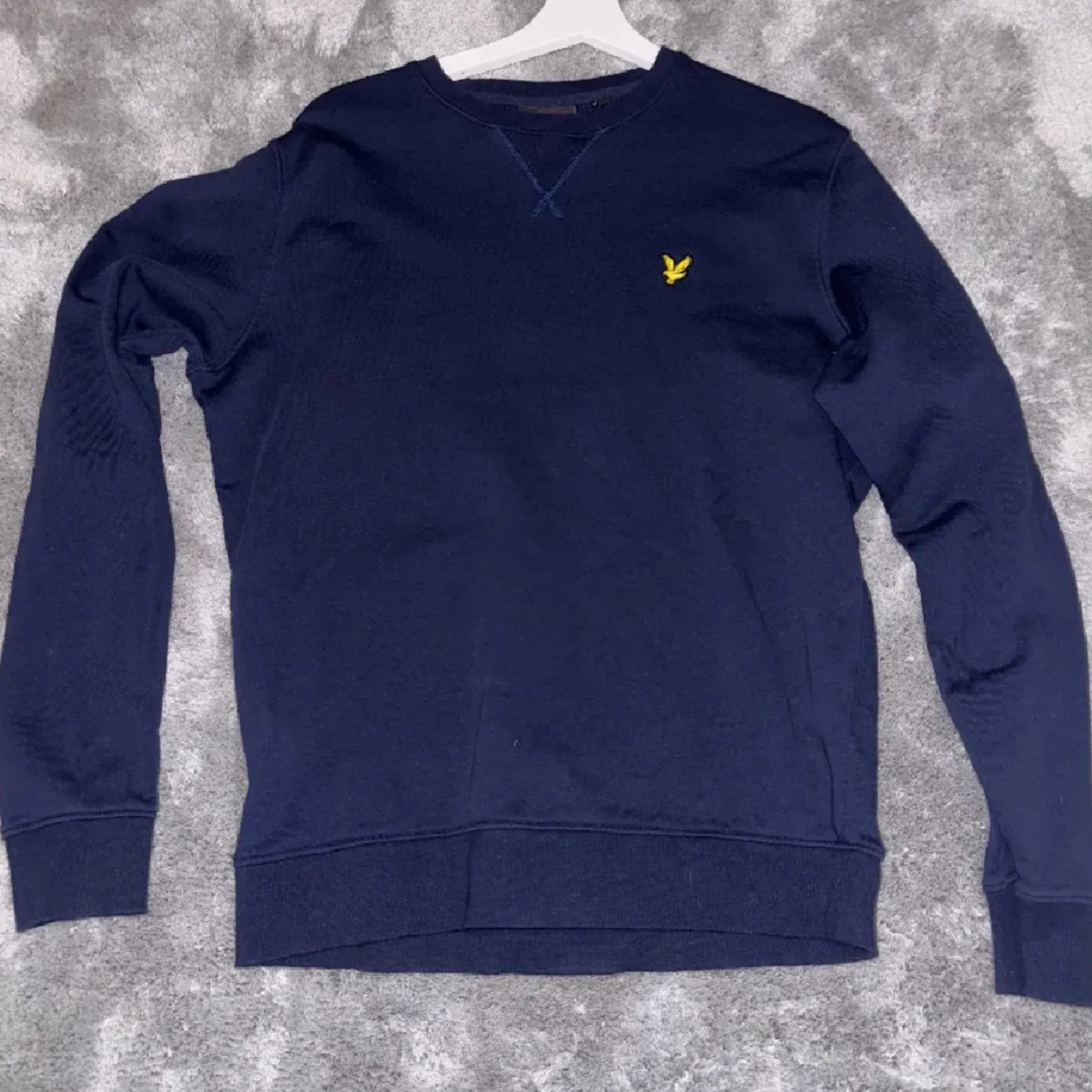 Mörkblå sweatshirt från Lyle & Scott