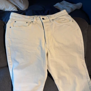 Vita jeans - Säljer ett par vita jeans från Zara Man Edition SS'21. Byxorna har klassisk femficksdesign, raka ben och normal passform. Perfekta för dig som gillar stilrena och ljusa jeans. Stängs med dragkedja och knapp.