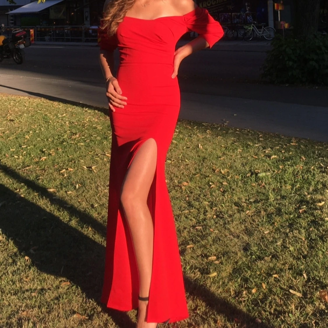 Röd långklänning med slits från TFNC London