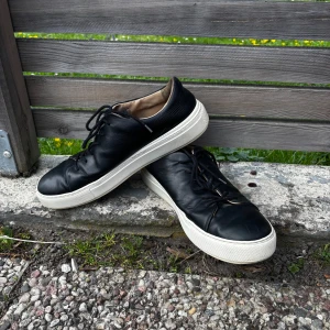 Tiger of Sweden Sneakers - Snygga svarta sneakers från Tiger of Sweden. Perfekt för en avslappnad men stilren look. Bekväma och passar till många olika outfits.