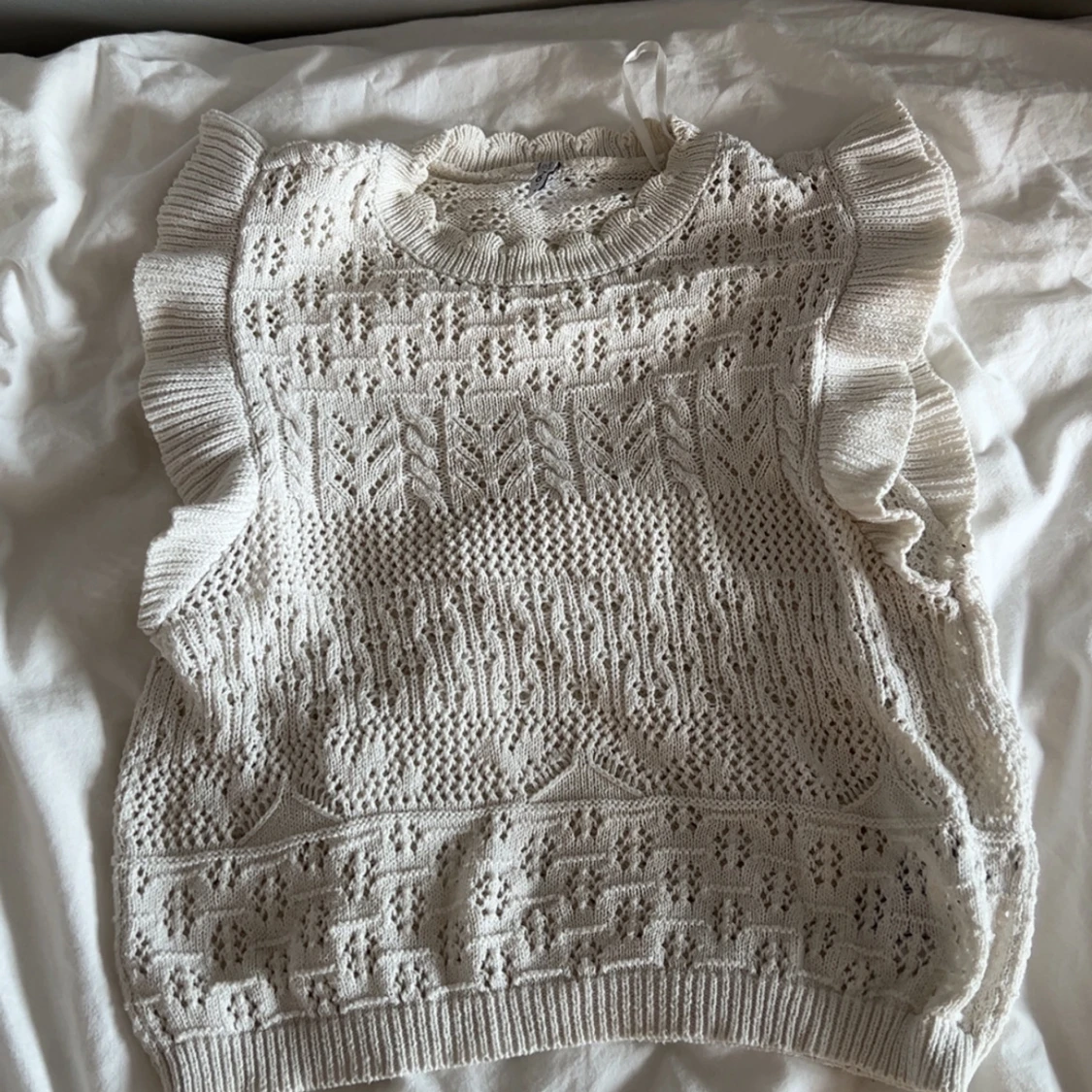 Vit stickad topp med volang från ONLY - 1