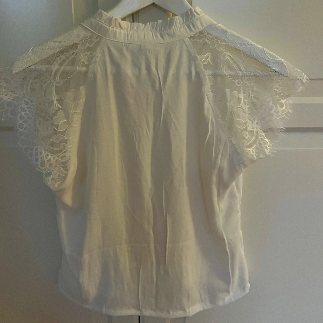 Vit blus med spetsdetaljer från Cream - 1