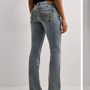 Ljusblå bootcut jeans  - Snygga grå bootcut jeans med broderade detaljer på bakfickorna och klassisk femficksdesign. Knappt använda eftersom de är försmå 
