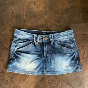 jeanskjol - skitsnygg vintage jeanskjol, endast använd några gånger💞midjemåttet är ca 37cm och den är ca 29cm lång 