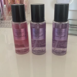 Victoria's Secret Fragrance Mist 75 ml - Tre olika body mists från Victoria's Secret: Pure Seduction i rosa flaska och två Love Spell i lila flaskor. Alla har svarta lock och rymmer 75 ml. Perfekta för dig som gillar fruktiga och blommiga dofter. Köp alla för 200 kan gå ner i pris vid snabbt köp