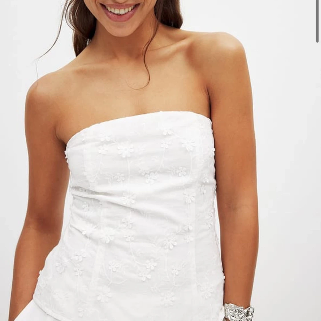 Vit axelbandslös tubtopp med blommig brodyr