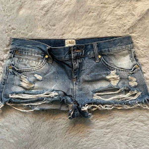 Lågmidjade jeans shorts - Jätte fina jeans shorts med låg midja. Midjemått tvärs över: 39/40 cm💖💖