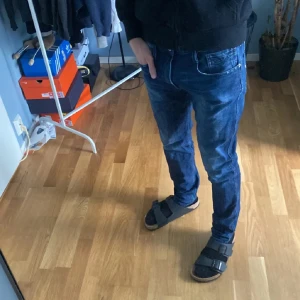 Replay Jeans Anbass - Säljer ett par mörkblå Replay Anbass. Stilrena och 10/10 skick. Skriv vid funderingar! Storlek 31/32