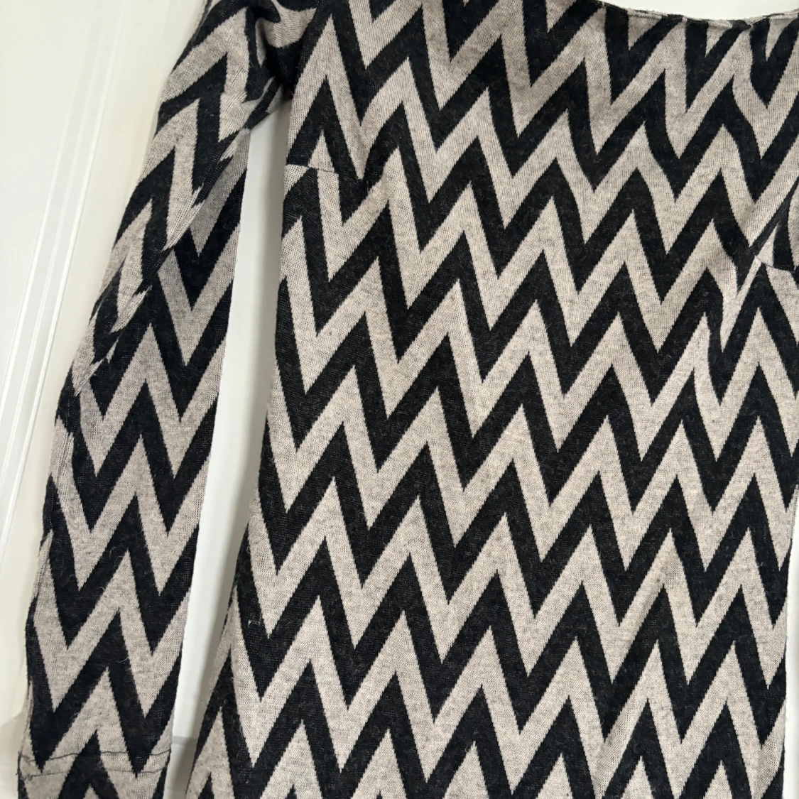 Svart och beige mönstrad klänning från Lefon - 1