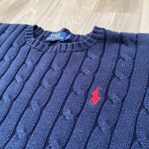 Ralph Lauren knit - • Säljer en Ralph Lauren Cable Knit   • Tröjan är i nytt skick och saknar några tecken på användning eller slitage 🙌🏼  • Storlek S och är true to size  • Köp fraktas alltid inom 48h men siktar alltid på samma dag 📦 🙌🏼  • Vid snabb affär så kan priset diskuteras 👍🏼 