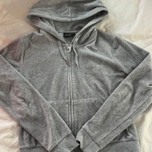 Juicy  - Säljer mitt juicy couture set då jag inte får användning av det längre. Allt är i väldigt gott skick.💕