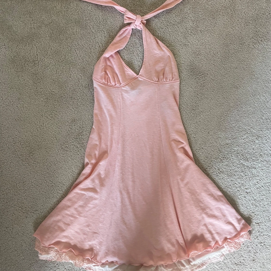 Ljusrosa halterneckklänning 