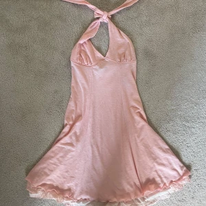 Ljusrosa halterneckklänning  - Supersöt ljusrosa klänning med snören som knyts i nacken🩷🩷