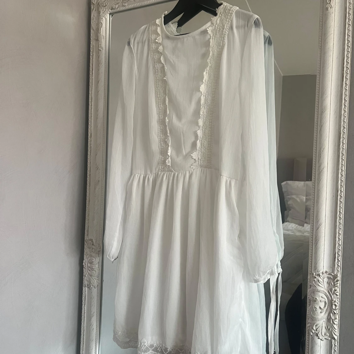 Vit spetsklänning med snörning