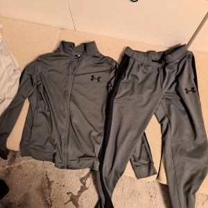 Under armour jacka/ byxor - 200kr för byxorna. 225kr för jackan. Annars 400kr för båda båda. Inga märkbara defekter på någon av dem. Storlek på bilderna men båda passar herr S