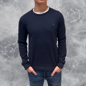 Ralph Lauren Tröja Navy Blå - •Ralph Lauren Tröja Navy Blå. Skick: 8/10, inga skador! Storlek: XL 18/20 år = S~. Modell: 173 cm, 65 kg. Sitter bra på modellen på bild. Authentic: ✅. Hör av dig vid frågor eller funderingar, mvh Hessler’s;)
