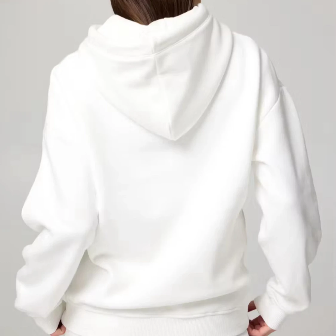 Vit hoodie med ficka - 2