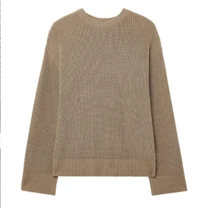 Beige stickad tröja med rund hals - Säljer en stilren beige stickad tröja med rund halsringning och långa ärmar. Tröjan har en rak passform och breda ribbade muddar vid ärmslut och nederkant. Perfekt för lager-på-lager under kyliga dagar. Liknar som den på bilderna. 