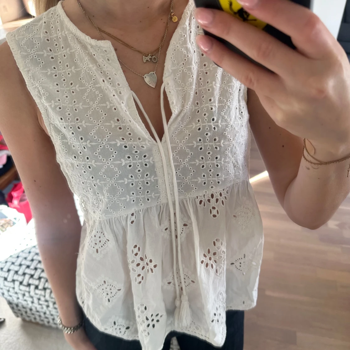 Vit ärmlös blus med broderade detaljer - 1