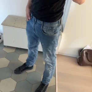 Replay anbass hyperflex  - Säljer ett par riktigt feta replay jeans med slitningar i modellen anbass hyperflex, skriv om du har några frågor eller funderingar!
