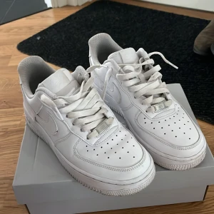 Vita Nike Air Force 1 sneakers - Klassiska vita Nike air force, dom är använda några gånger. Sko snörna är smutsiga men inte så mycket på själva skorna. 