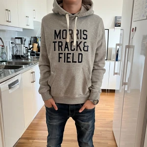 Morris Hoodie  - Sjukt fet Morris Hoodie | Otroligt unik och är svår att hitta | Strl XS men kan passa S | Skick 9/10 finns inga defekter bara använd några gånger | Personen på bilderna är 171cm | Kontakta vid frågor eller funderingar ✅