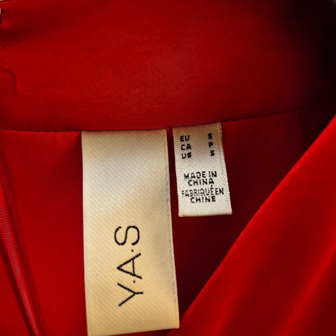 Röd satinklänning från Y.A.S - 2