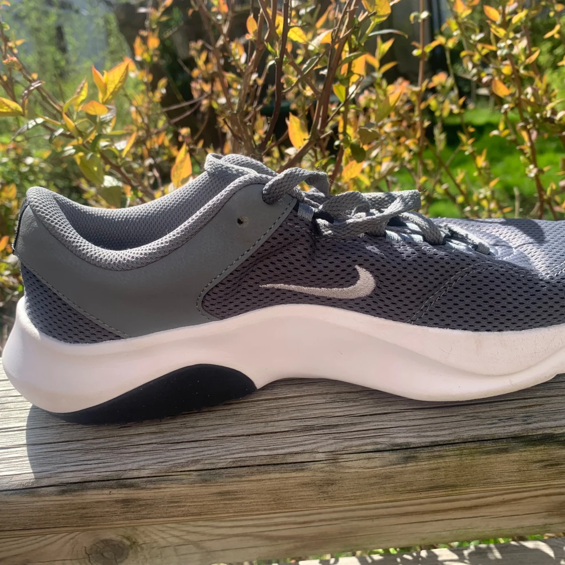 Grå Nike sneakers med vit sula - 3