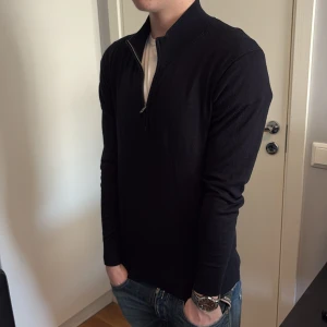 Uniqlo halfzip  - Säljer en svart långärmad tröja från Uniqlo i storlek XS. Passar även S