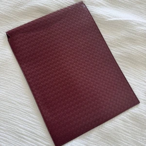 Bounir datorfodral - Superfint vinrött datorfodral från Bounir i strl 15/16. Nypris 1000 och är i jättebra skick!!