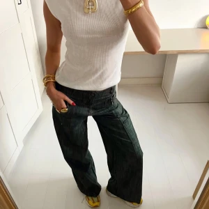 Mörkgröna vida jeansbyxor med låg midja - Säljer ett par mörkgröna jeansbyxor med låg midja och breda ben, helt nya och oanvända med prislapp kvar då de var för små för mig och kunde inte lämna tillbaka dom💚passar mindre storlek också, sååå fina!!