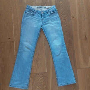 Lågmidjade Bootcut Jeans  - Säljer mina absoluta favoritjeans då de är lite för små, de hade lite hål/slitningar (se bild) när jag köpte de, men de är lagat och syns inte. Lagningen har hållt i I år så borde inte gå upp hellere Midjemått tvärs över: 38cm Innerbensläng: 80cm. Märket är Bonny star, men det fanns inte här på Plick