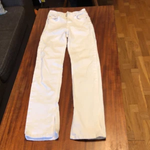 Vita jeansbyxor från g perfect jeans - Säljer ett par vita jeansbyxor från g perfect jeans i rak modell. Byxorna har klassisk femficksdesign, normal passform och raka ben med slits nertill. Perfekta till dig som gillar stilrena och ljusa jeans. Några fläckar se bild.